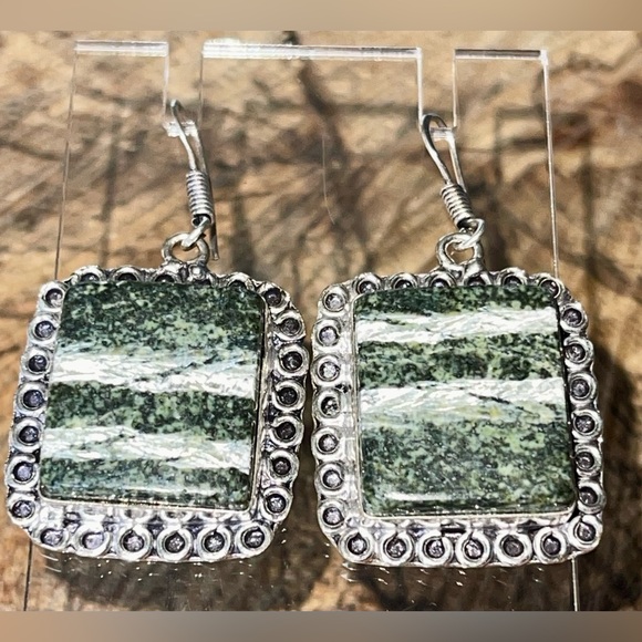 Chrysotile in Serpentine Earrings 1 1/2” - Picture 3 of 7